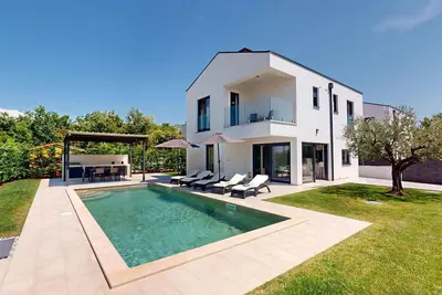 Image de Villa avec piscine et jardin