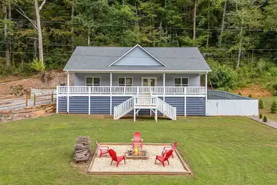 Image de Relaxing 3br/2ba Riverfront Home- Fully Fenced Yard, Pet Friendly, Ada compliant