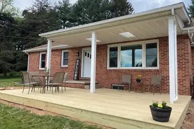 Image de Wooded and secluded 3-bed home with a view, game room, fire pit and gym in Dover