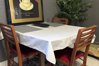 Image de Cozy European Cafe Style Downstairs Full Apt. - 1 Block to Uw - No Smkg, No Pets