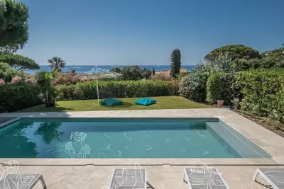 Image de Belle maison provençale avec piscine et vue mer
