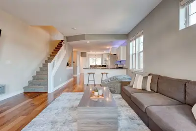 Image de Modern & Serene Townhome, walk to Max