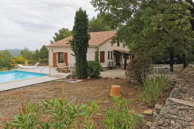Image de maison de vacances dans un environnement verdoyant avec piscine