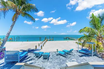 “Beachfront” Luxury Island Home. Private Swim Spa~Dock Fishing~GolfCart Stunning