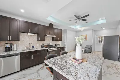 Image de Charming 4-bedroom 4-bathroom entertainment home in Houston.