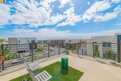 Image de Luxury Condo 4 Bedrooms w/2 En-Suites WiFi, Tv, Pool Spa in Irvine. Pet-Friendly!