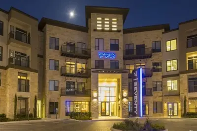 Image de Elegant 2br Condo at 7 Seventy – Your Poolside Retreat