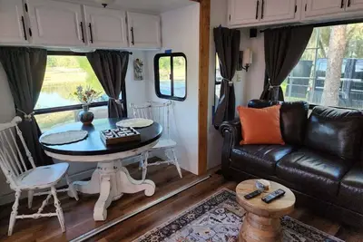 Image de Matilda the Rv: Charming 5 Acre Retreat with Beautiful Gazebo, Garden & Chickens