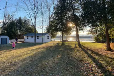 Image de Lakefront Cottage Retreat w/ Private Dock, Paddle Boards, Fire Pit, Sunset Views