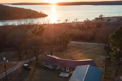Image de Charming 4-bedroom cabin with a great view and walking distance to the water.