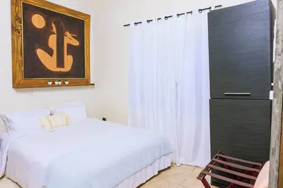 Image de Apt w/complimentary ride to airport -Ladyville Lam