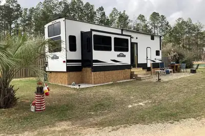 Image de Charming 2-bedroom Rv with WiFi and Ac in peaceful Silverhill Alabama