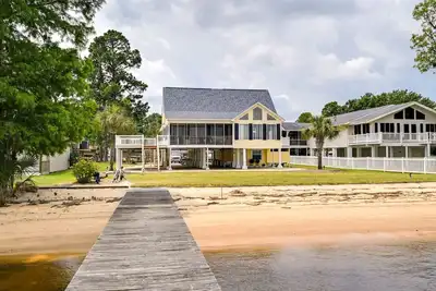 Image de Relaxing 4 Br River Getaway w/ Boat Dock!