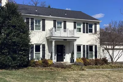 Image de Updated colonial is the perfect home-base adventures in our nation’s capitol.