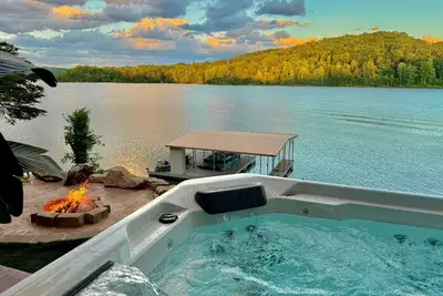 Image de 9 bdrm covered dock, firepit and large bar on water, Baltic hot tub, sleeps 26,