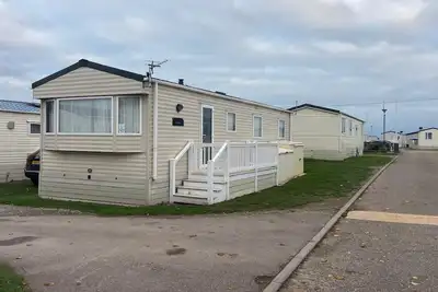 Image de 6 berth caravan with side decking at Suffolk Sands Holiday Park ref 45054c