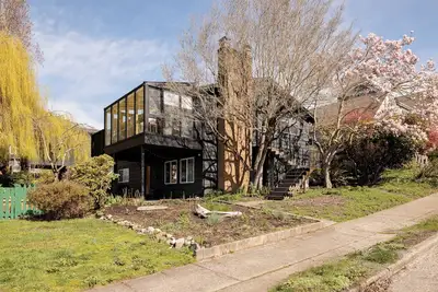 Image de Unique mid-century modern home with amazing sunset, mountain and ocean views