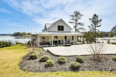 Image de Luxe Lake Greenwood Retreat: Dock & Deck!