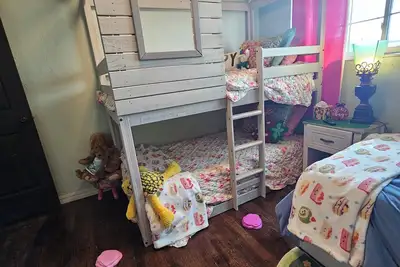 Image de Whimsical 3 bd cottage for families and pets. Sleeps 7, free wifi/snacks