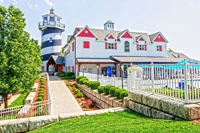 Image de A Lakeside Retreat with Storybook Charm and Family Fun- 2 Bedroom Cottage