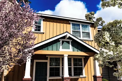 Image de Eat-Sleep-Stroll-Repeat! Walkable Midtown 2br Home