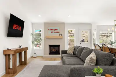 Image de Cowboy Ridge - Luxe & Serene Gem: Heated Pool - Games - Fire Pits - Sleeps 12