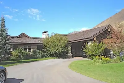 Spacious 6-bedroom luxury lodge-like Gimlet estate in world renowned Sun Valley.