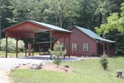 Image de The Bear Den - Spacious Cabin with Covered Boat Storage 5 miles to Raystown Lake