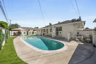 Image de 8 mins to Disney! Ranch home w/ Pool- King bed! Sleep 10