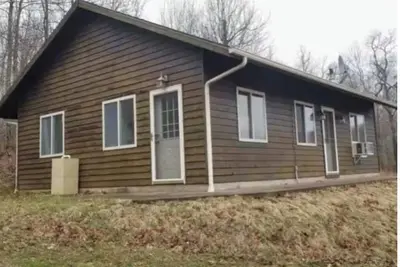 Image de A modest 2 bedroom one bath cabin with two sleeper cabins. It’s private.