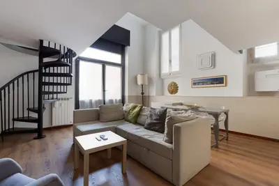Image de Spacious mezzanine studio apartment located on the ground floor of an apartment building, perfecy for 4 people. The apartment is just steps from the Mm5 purple Marche line, which is perfectly connected to several areas of interest in the city and just