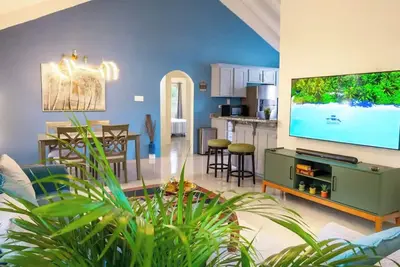 Image de HomeAway: Luxury 2br Villa | Shared Pool | 7 Min to beach