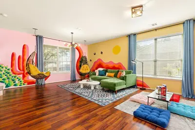 Image de Retro Home - HotTub, FirePit with Movie Screen, Pool, Game Room, Theater, More