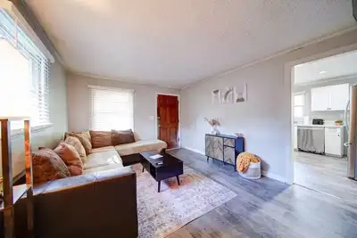 Image de 3Bdr close to Uptown! Pets Welcome!