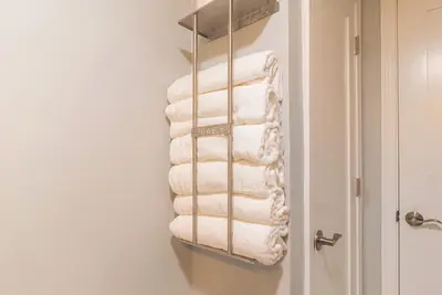 Image de Cozy 2-bedroom apartment near Boston with free Wi-Fi, parking, laundry & dryer