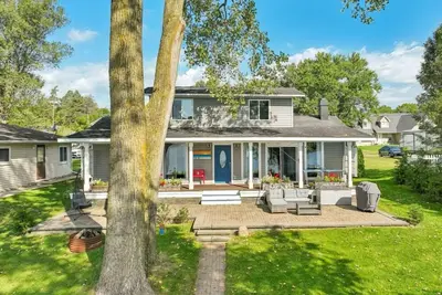 Image de Lakefront Home with Private Beach