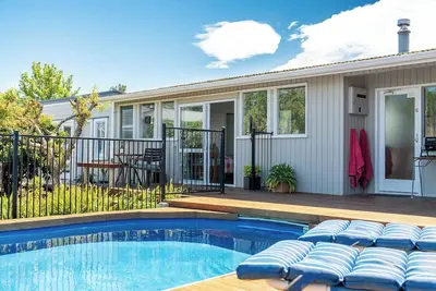 Cosy Studio with Pool, Fire & Quirky Past – Your base to explore Tasman & Nelson