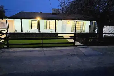 Image de Charming House: Spacious 3-Bed, 2-Bath with Expansive Backyard