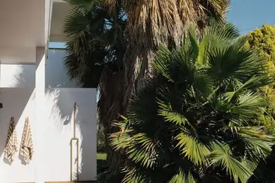 Image de Relax & unwind at Vic's place Falcon Bay. Your perfect beach side escape awaits!