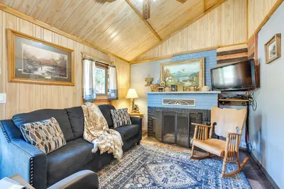 Image de 4 Mi to Estes Park: Riverfront Cabin w/ Hot Tub!