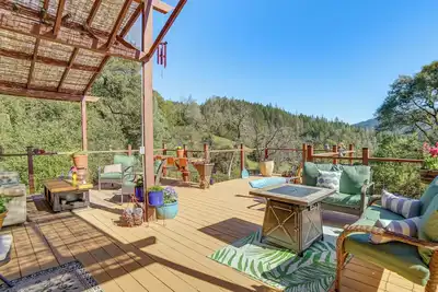 Image de Hot Tub + Fire Pit: Secluded Dos Rios Escape!