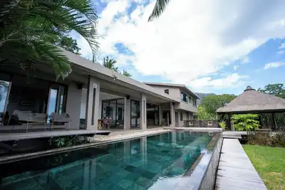 Image de Luxury Villa Peaceful, highlights the natural surroundings and tranquility.