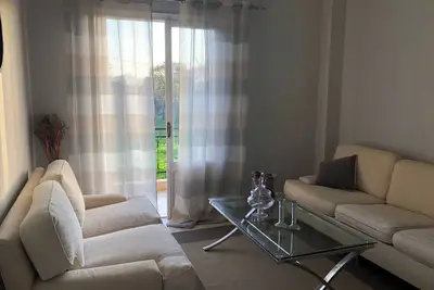 Image de Appartement spacieux de 2 chambres avec jardin