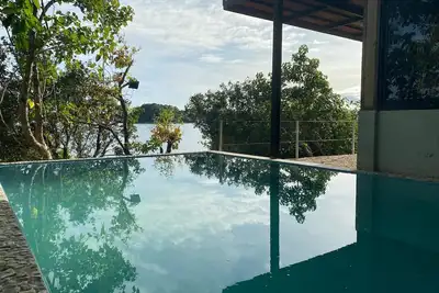 Image de 3 Bedroom Beach House with Pool