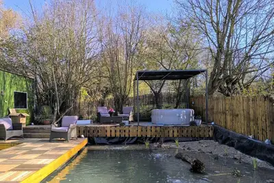 Image de Luxe vakantiewoning in Lugny met natuurlijke zwemvijver, sauna en jacuzzi.