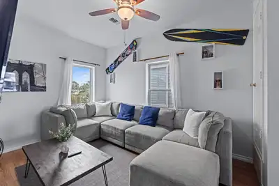 Image de Near Downtown Heights Apt | Yard Terrace WiFi Desk