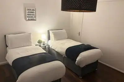 Image de \nSpacious appt|4 beds|sleeps 5| Free parking| close to city| Netflix