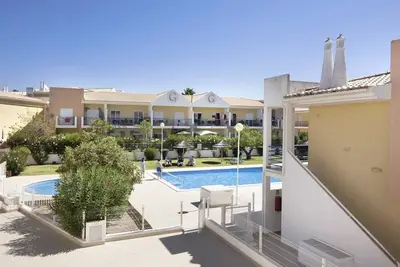 Image de Charming Seaview 2-bedroom apartment very close to Galé beach with WiFi, Ac
