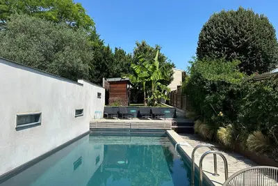 Image de Maison chaleureuse avec piscine – Un havre de paix au cœur du village!