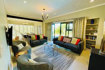 Image de Sandy Toes Home: Renovated 5-Bedroom Retreat Just Steps from Robberg Beach